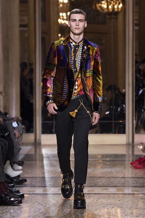 moda inverno 2018 uomo versace|Versace collezione uomo autunno inverno 2018 2019: la sfilata a .